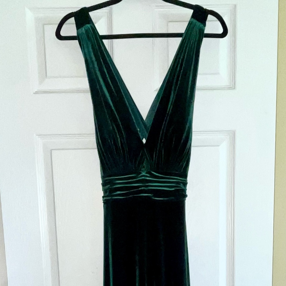 Elegant Emerald Green Velvet Evening Gown